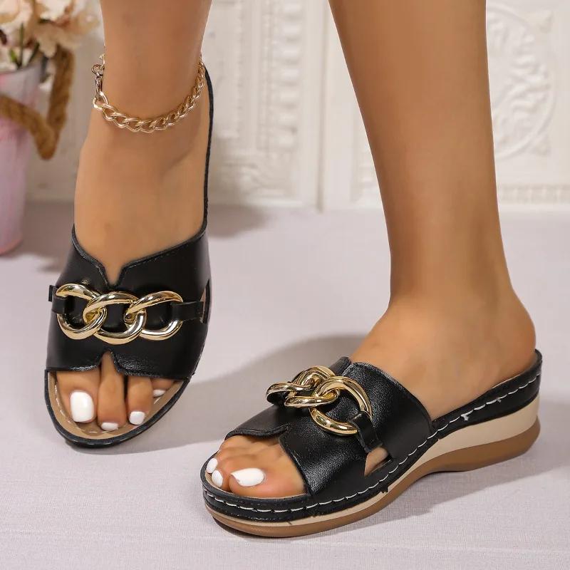 Женская обувь с открытым носком, женские тапочки, повседневные тапочки больших размеров для улицы, женские сандалии с металлическими украшениями и круглым носком на танкетке