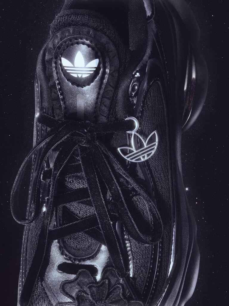 Adidas "Парящая бабочка" OZVENUZ W Винтажные спортивные туфли для женщин - Дизайн Adidas с тремя листьями HQ2677
