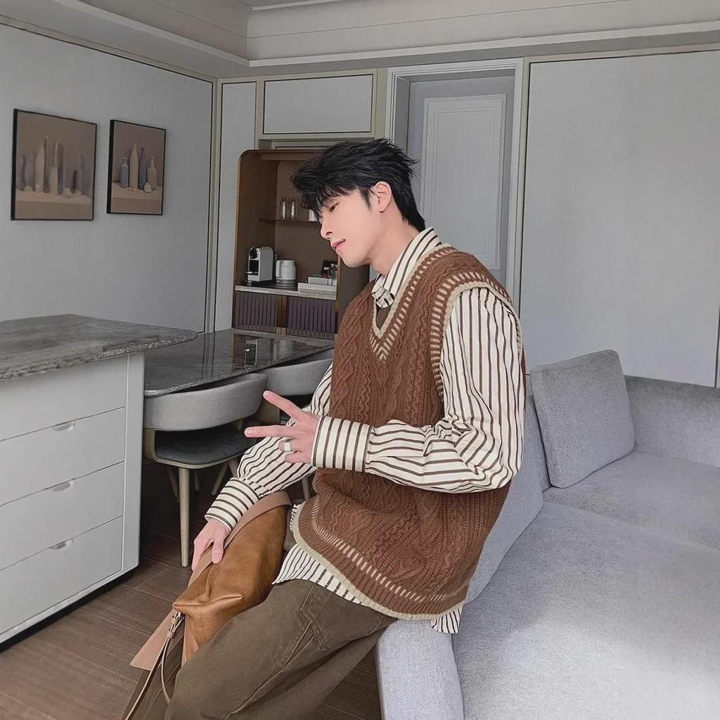 Мужской повседневный трикотажный жилет в студенческом стиле с V-образным вырезом - свитер свободного кроя в корейском стиле на осень/зиму