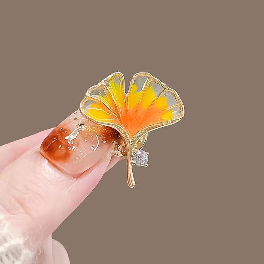 Summer Anti-Exposure Brooch: Fashionable and Luxurious Collar Pin for Women.