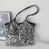 Сумка-тоут с принтом зебры большой вместимости