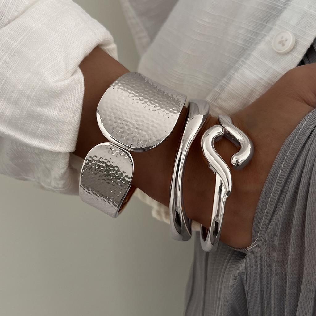 Niche Exquisite High-end Jewelry Design Sense Fashion Beating Texture High Color Retention Alloy Wide Version Women's Bracelet