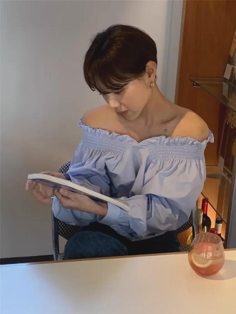 Корейский шик Двусторонняя рубашка с открытыми плечами и рукавами-фонариками для женщин - Французский молочно-голубой отбеливающий дизайн