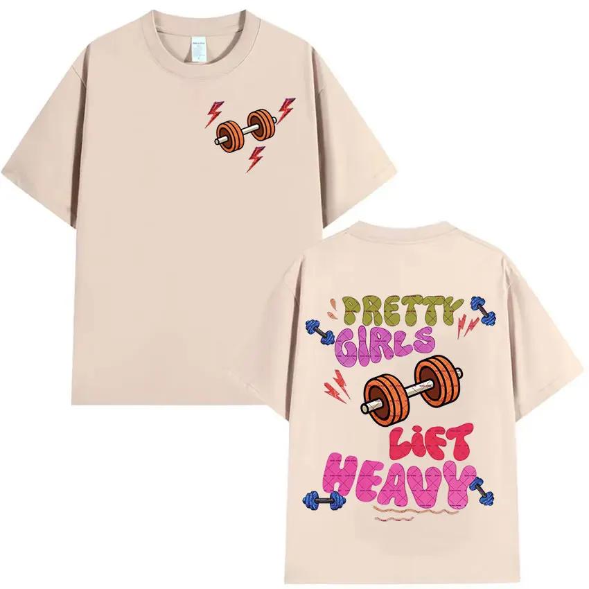 Очаровательный и милый мужчина носит очаровательную футболку с коротким рукавом в стиле ретро с принтом тяжелого мышечного фитнеса.