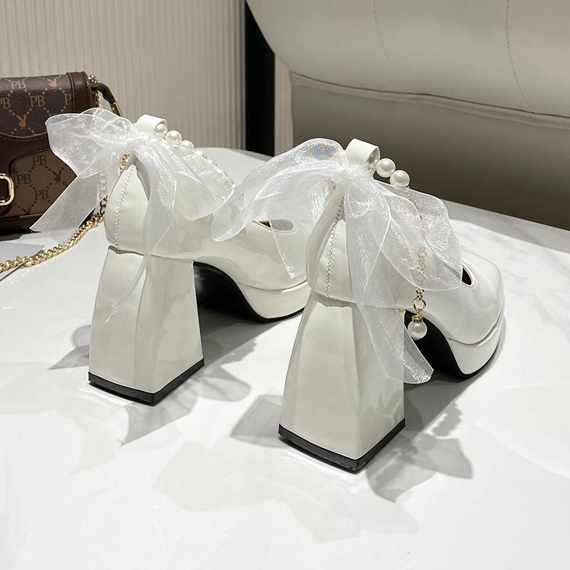 Винтажные женские туфли Мэри Джейн на высоком каблуке, 2024 г., туфли-лодочки из лакированной кожи на платформе, женские туфли на толстом каблуке с жемчужной цепочкой