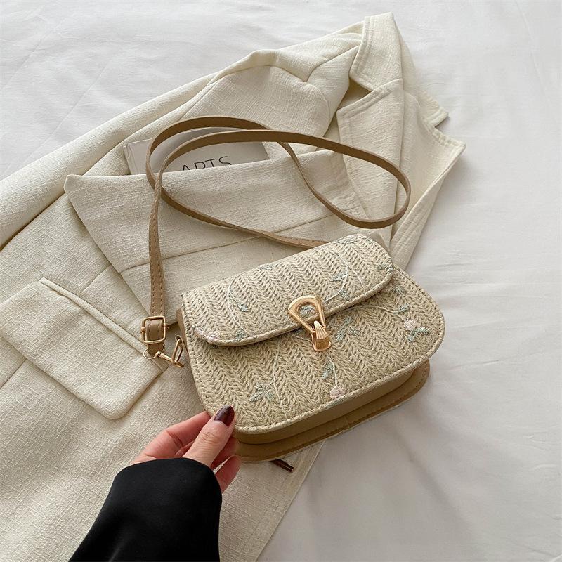 Woven fashion Korean version of Internet celebrity lock single shoulder messenger bag spring new versatile ins small square bag straw weaving