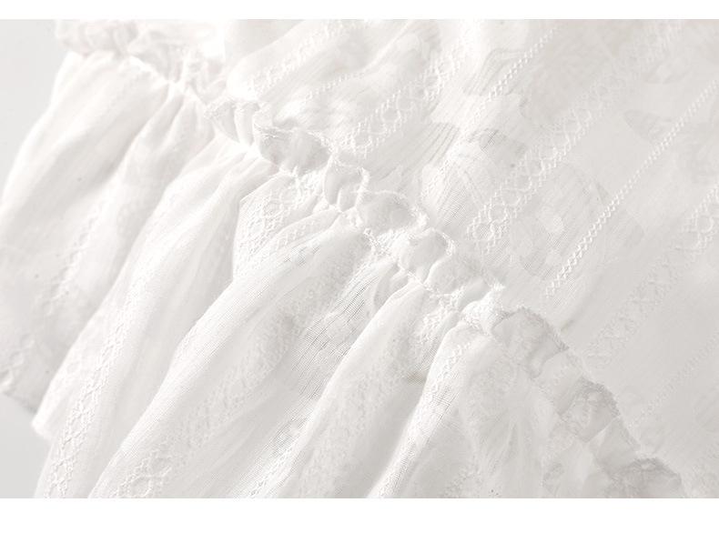 Элегантное белое платье с короткими рукавами: Красивое приталенное мини-платье в стиле «старые деньги», идеально подходящее для моментов первой любви.