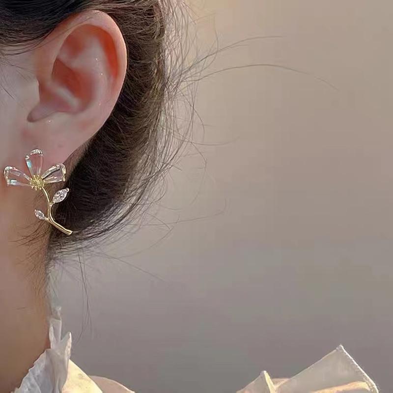 2026 new light luxury synthetic zircon flower earrings female Mori sense Internet celebrity earrings fashion exquisite commuter ear jewelry