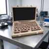 Набор стальных калибровочных блоков из 103 деталей, прецизионно обработанных, в деревянном футляре