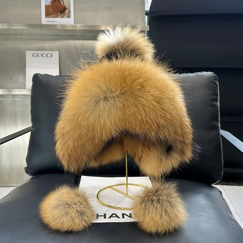 Теплая и мягкая вязаная шапка с натуральным лисьим мехом, защитой для ушей и шариком с помпоном.