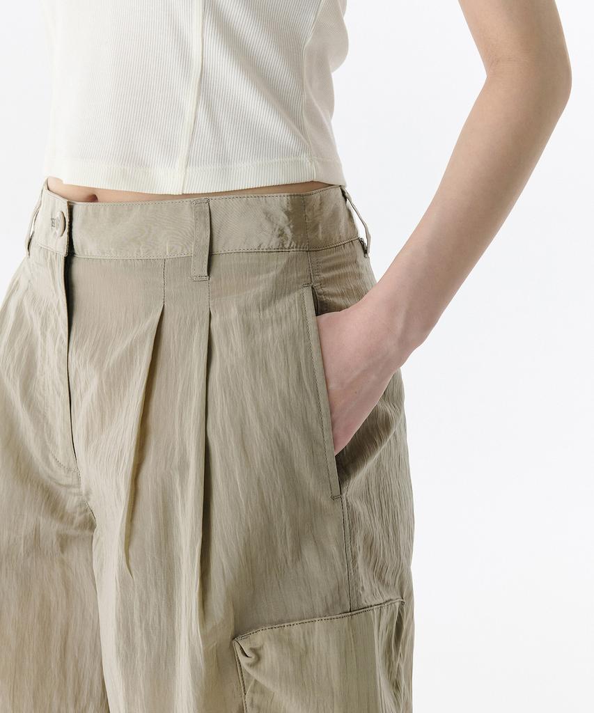 MUSINSA STANDARD WOMAN Женские яркие нейлоновые широкие брюки-карго с двумя складками [Светло-бежевый]