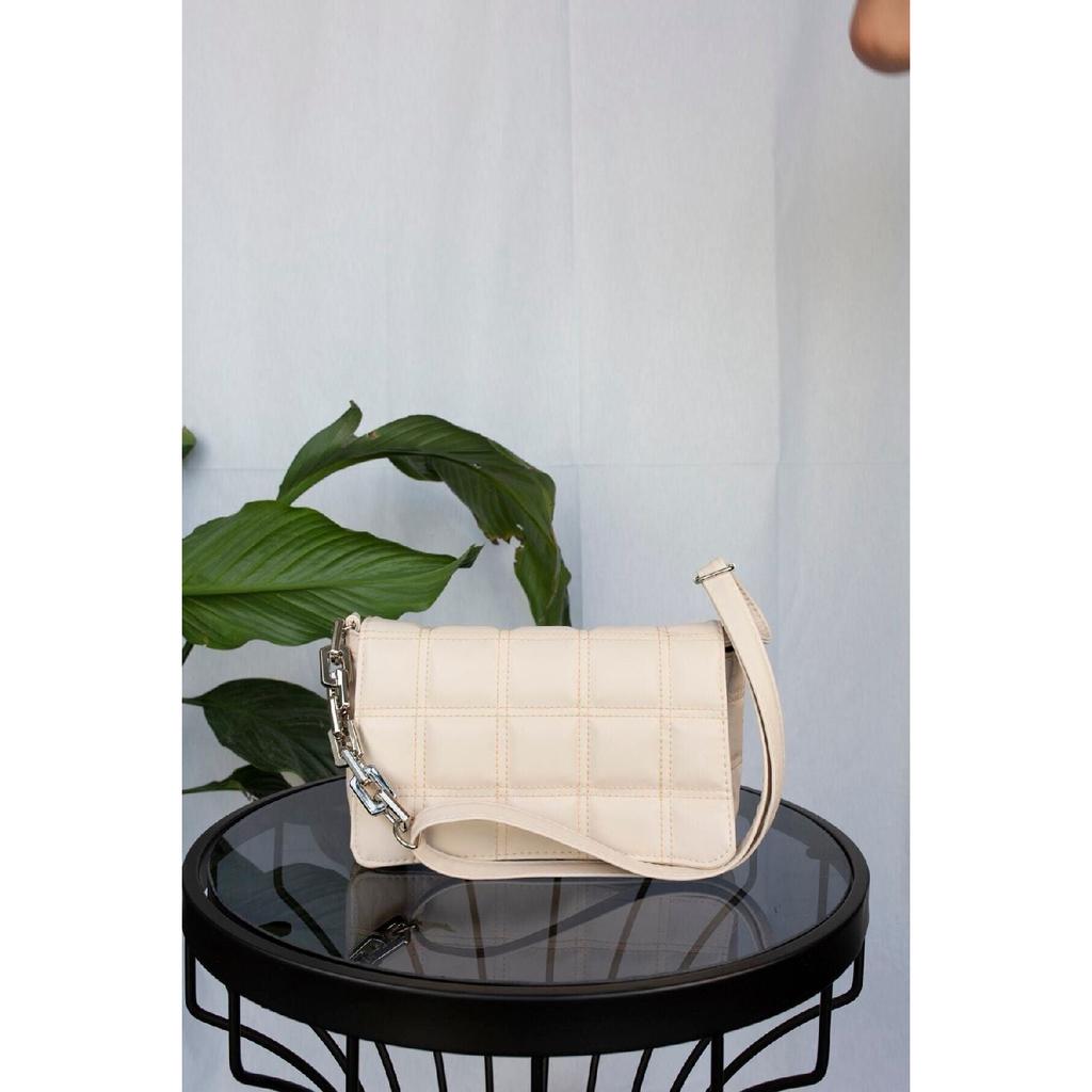 Женская бежевая пластиковая сумка на плечо с цепочкой