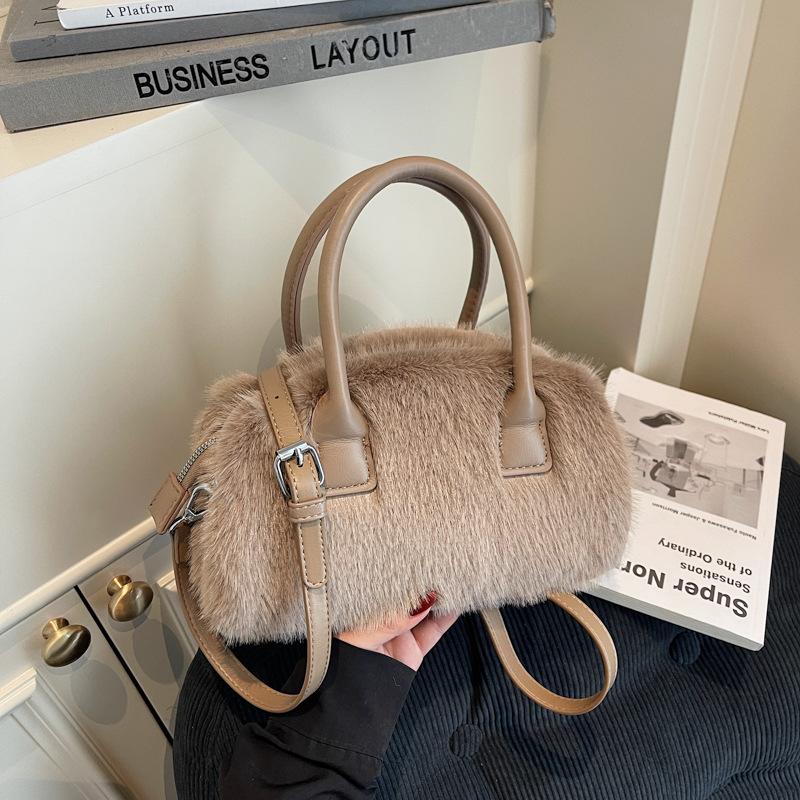 Премиальная плюшевая женская сумочка 2025 новая модная осенне-зимняя плюшевая сумка универсальная нишевая на плечо/кроссбоди