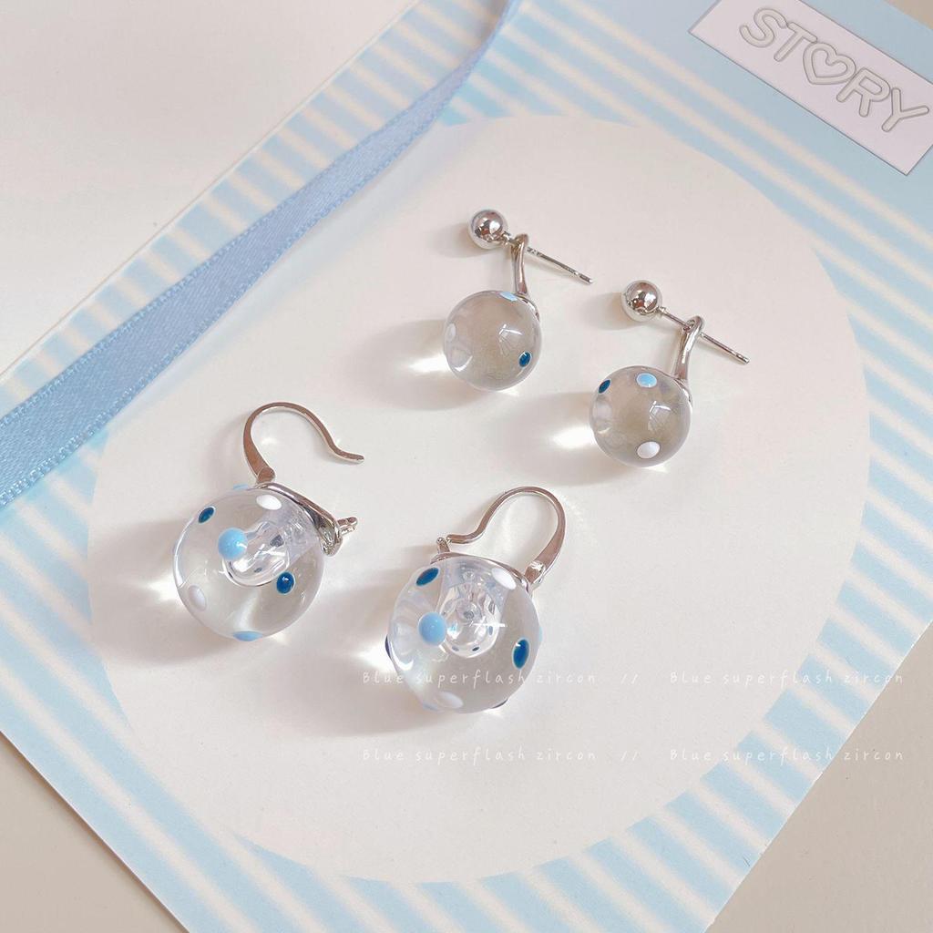 Элегантные серьги-шарики в голубой горошек с серебряной иглой — свежий и простой дизайн из смолы для женщин