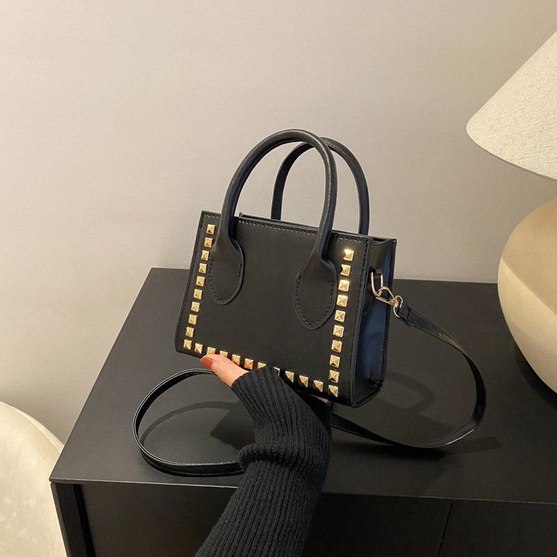 Модная портативная небольшая квадратная сумка с заклепками, модная и художественная женская сумка через плечо на одно плечо