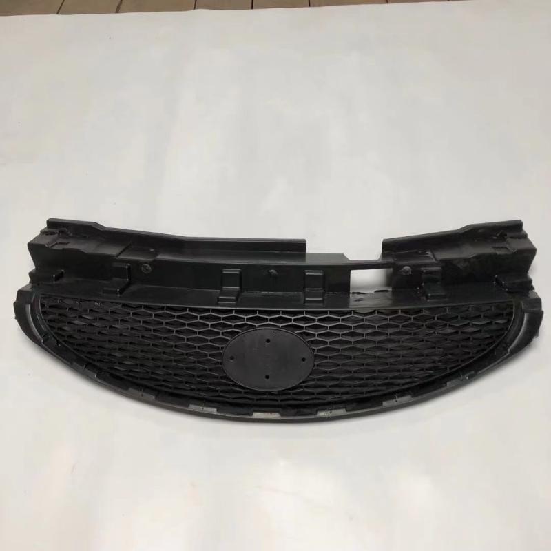 - Комплект решеток переднего бампера BYD F0: Верхний и нижний компоненты