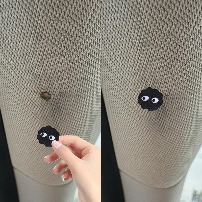 Салон автомобиля, крыша, потолок, окурок, след от сигареты, дымовое отверстие, ремонт следов от дыма, заплатка для ремонта, наклейка на тряпку