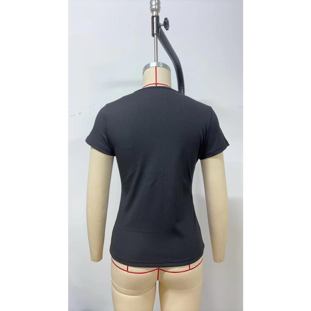 Женская повседневная футболка с V-образным вырезом | Деталь из золотистой металлической цепочки | Приталенный крой, короткий рукав | Машинная стирка и химчистка безопасны | Коллекция весна/лето