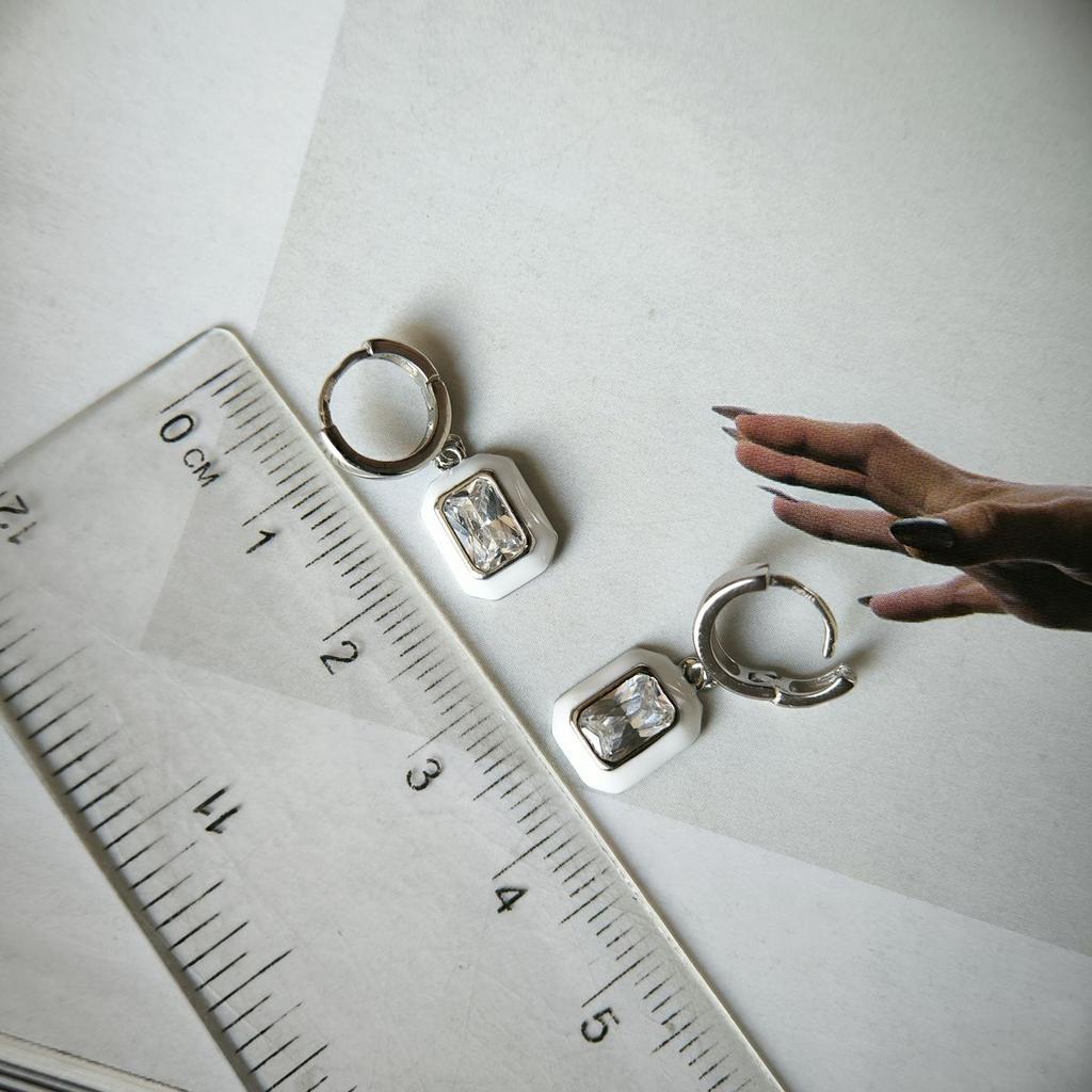 Серебряные серьги с фианитами, емаллю (2185901)