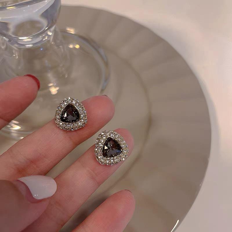Retro black zircon stud earrings for women's niche light luxury simple design high-end autumn and winter versatile earrings women's ear jewelry