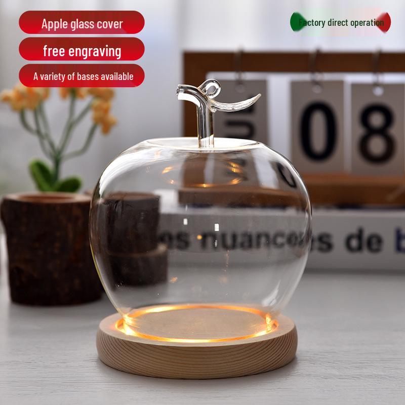 Купол из стекла с изображением вареных яблок и цветов, украшенный глиняной поделкой, для украшения рождественского стола.