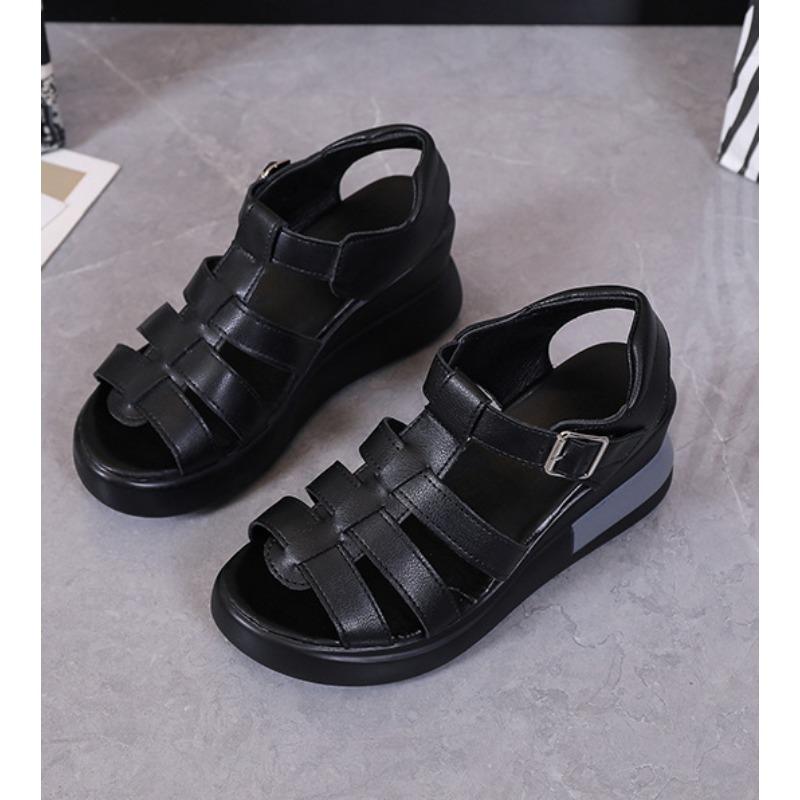 Женщины носят новые летние повседневные римские сандалии на платформе с открытым носком