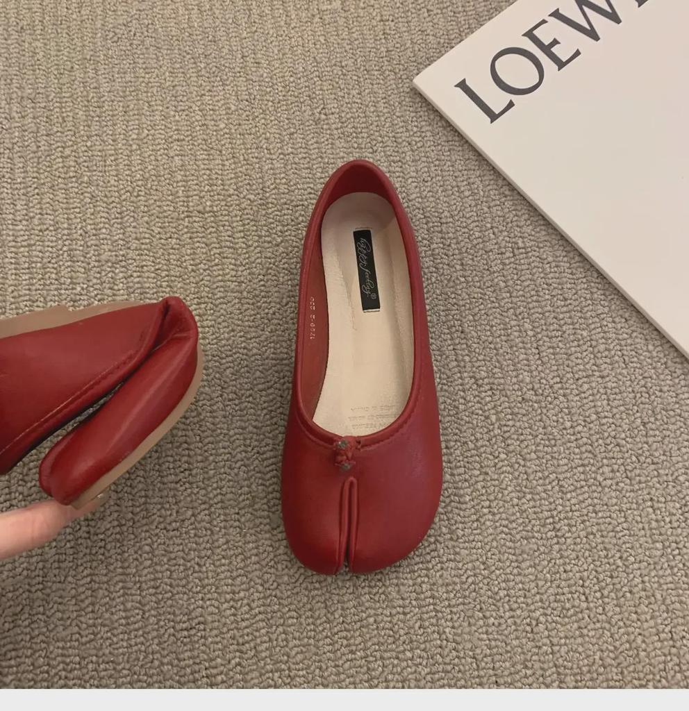 Женские красные туфли-лодочки с плоской подошвой и раздельным носком – весна/осень 2025 г.