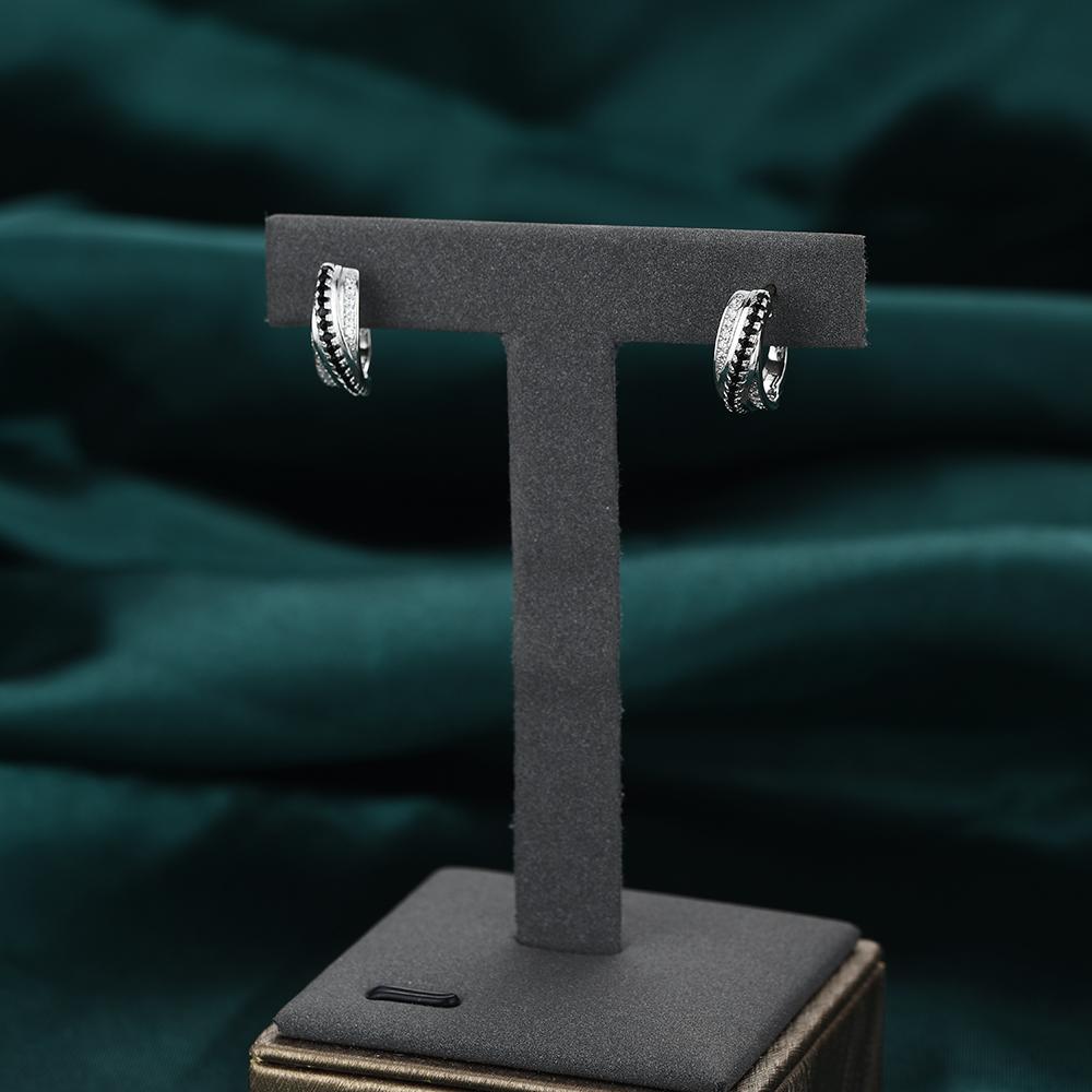 Ювелирные изделия в виде сережек-колец с черным камнем