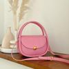 Свежая и милая маленькая круглая сумка 2025 весна однотонная новая универсальная на плечо кроссбоди модная портативная сумка-седло трендовая сумка