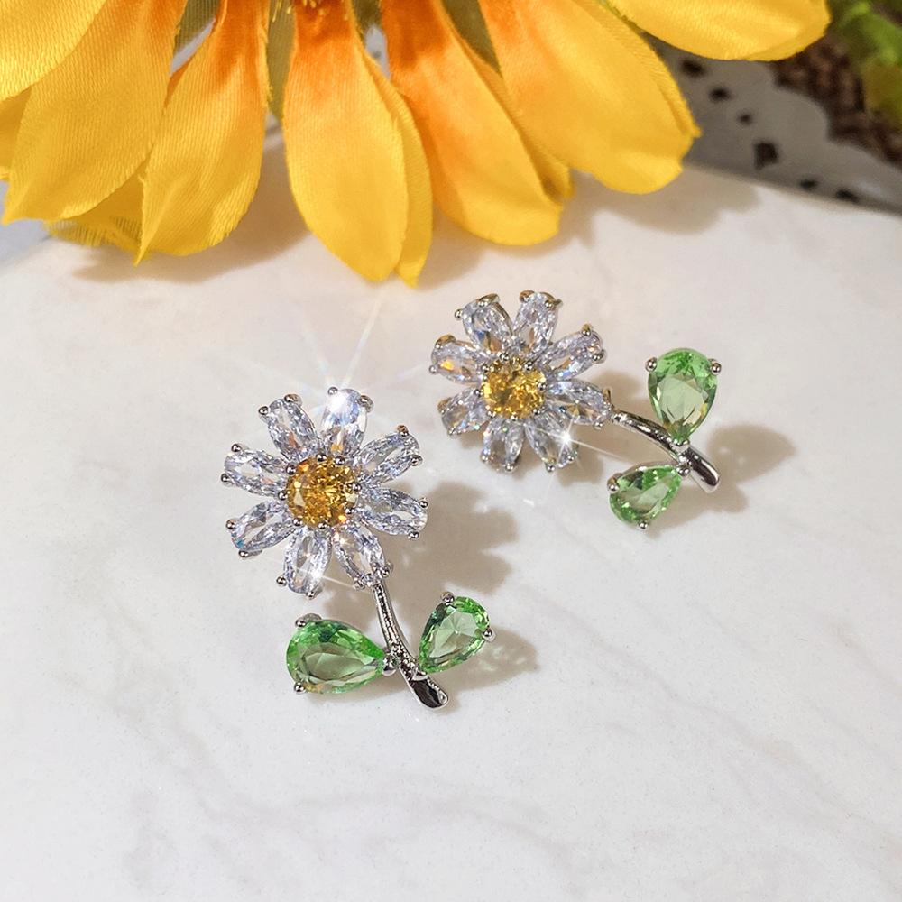 Star of the same style, high-end sense light luxury niche design small flower stud earrings, daisy earrings earrings