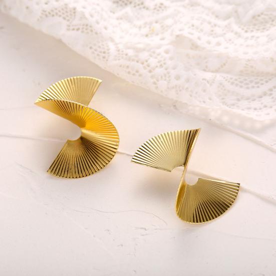 Богемные изящные золотые серьги с большими листьями-бабочками. Большие изящные золотые серьги-капли нерегулярной спирали с веерными листьями. Массивные очаровательные серьги. Ювелирные изделия в стиле панк.