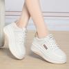Мягкие кожаные белые туфли для женщин, новые осенние туфли на толстой подошве в стиле ретро в Гонконге, модная универсальная повседневная спортивная обувь