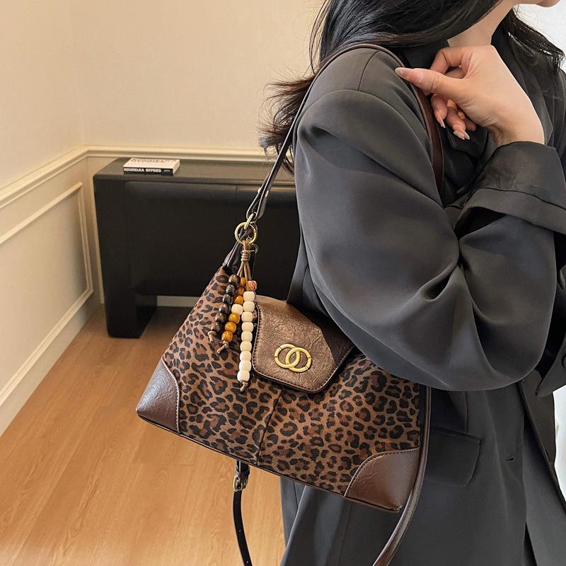 Замшевая сумка женская большой вместимости 2025 новая осенне-зимняя нишевая матовая ретро сумка-мессенджер подмышечная сумка для поездок на работу