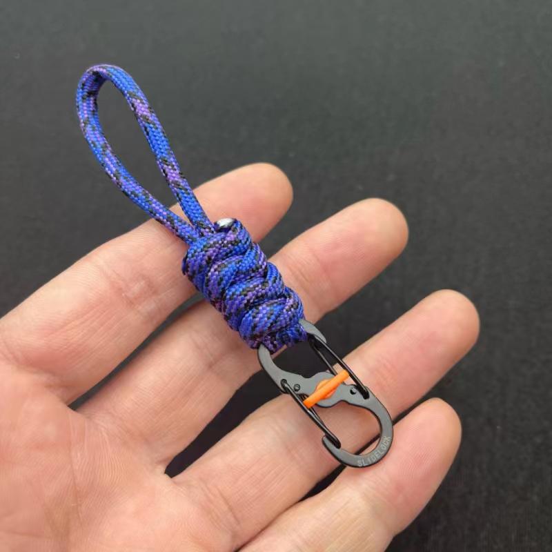 Компактный брелок-антивор из паракорда с запирающимся крючком и пряжкой «восьмерка» для использования на открытом воздухе