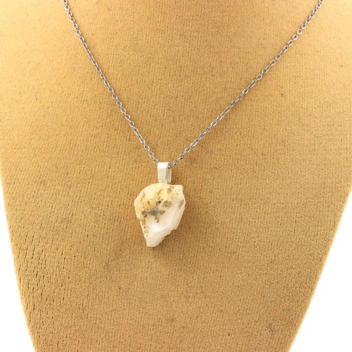 Pierres et Minéraux. Collier Opale brut. 10.42 ct. Wello, Ethiopie.