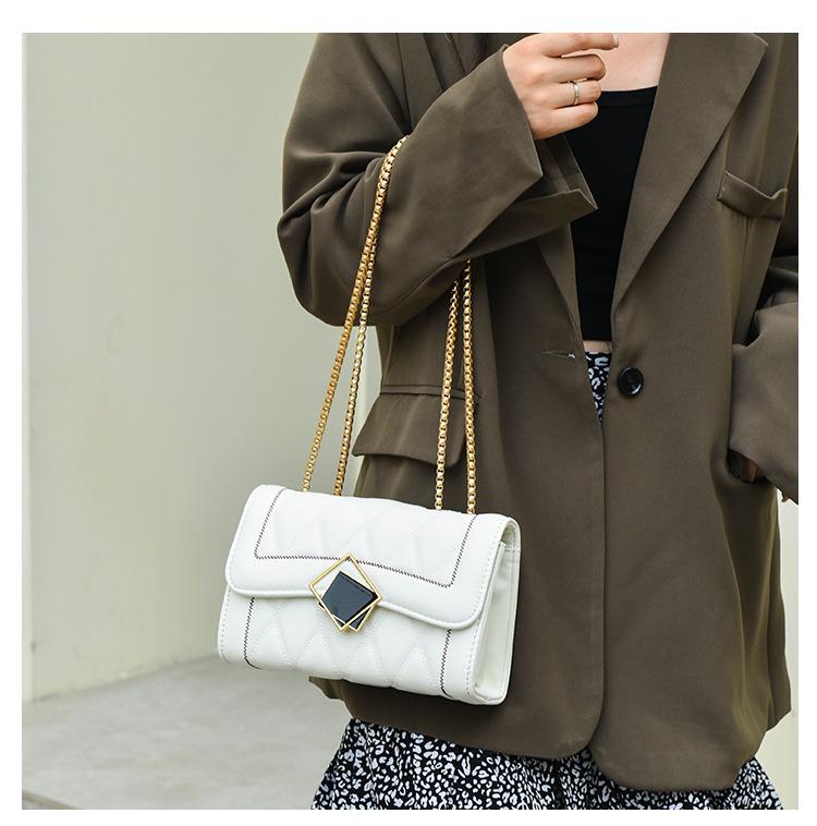 Женская стеганая сумка кроссбоди на цепочке с вышивкой в ромбовидный узор