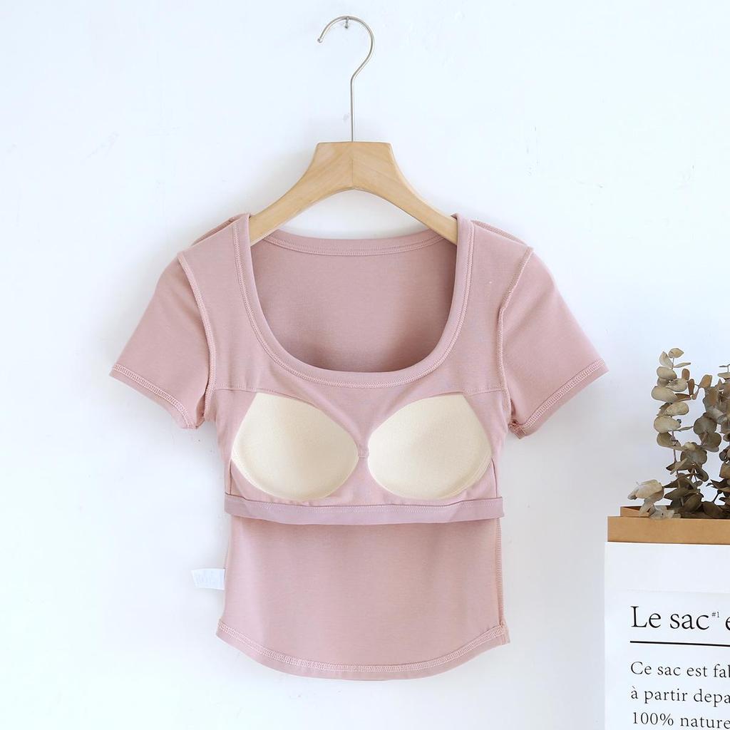 Женская футболка с коротким рукавом, подкладкой под грудь, неровным подолом, квадратным воротником и лифом-бюстгальтером — идеальный вариант для лета.