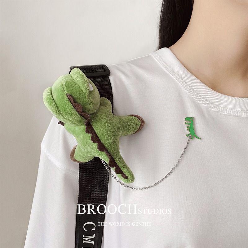Cute Plush Dinosaur Brooch With Chain Cartoon Animal Brooch Pin Creative Clothing Accessory For Sweater Coat Backpack Gift Funny