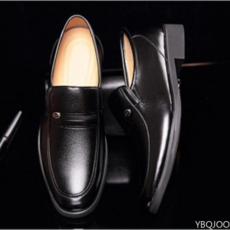Классическая мужская деловая формальная повседневная дышащая обувь - это простая удобная низкая дышащая универсальная мужская обувь.
