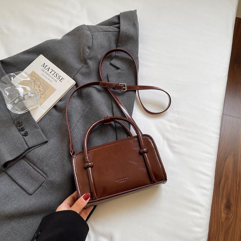 В этом году популярны маленькие сумки, это женские осенне-зимние универсальные новые ретро сумки через плечо и мессенджеры 2025 года, популярные портативные маленькие квадратные сумки.