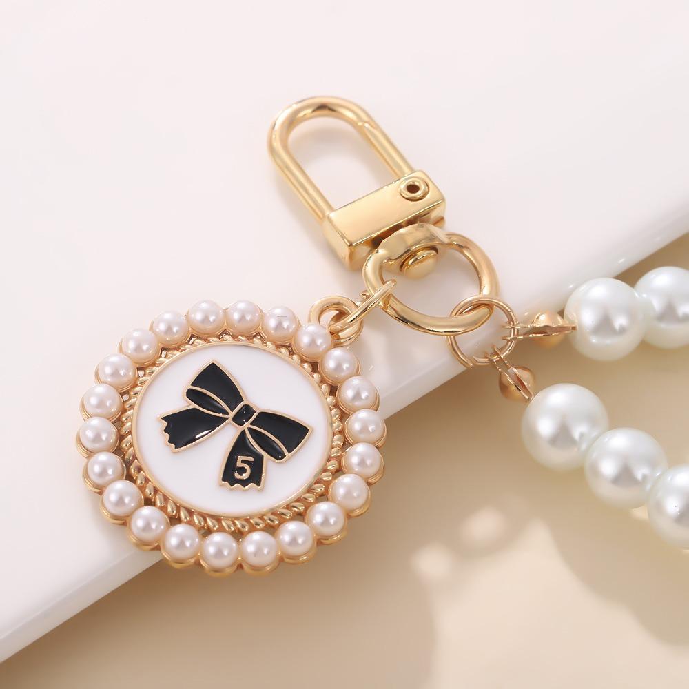 Retro Pearl Keychains for Women Bag Backpack Decor Keyring Metal Round Tag Pendant Mobile Phone Beaded Key Chain DIY Jewelry