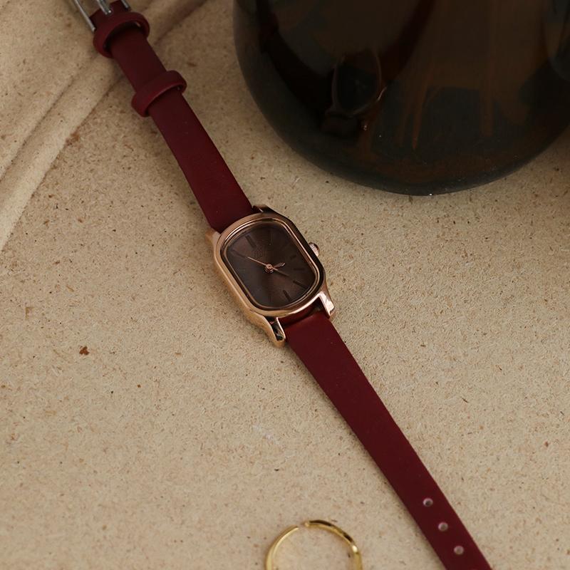 Women'S Oval Leather Watch Simple And Elegant Retro And Artistic A Unique Timepiece Suitable For Women A Perfect Gift For Women.