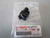 Оригинальная деталь держателя нижнего рычага Yamaha (33G-82913-01)