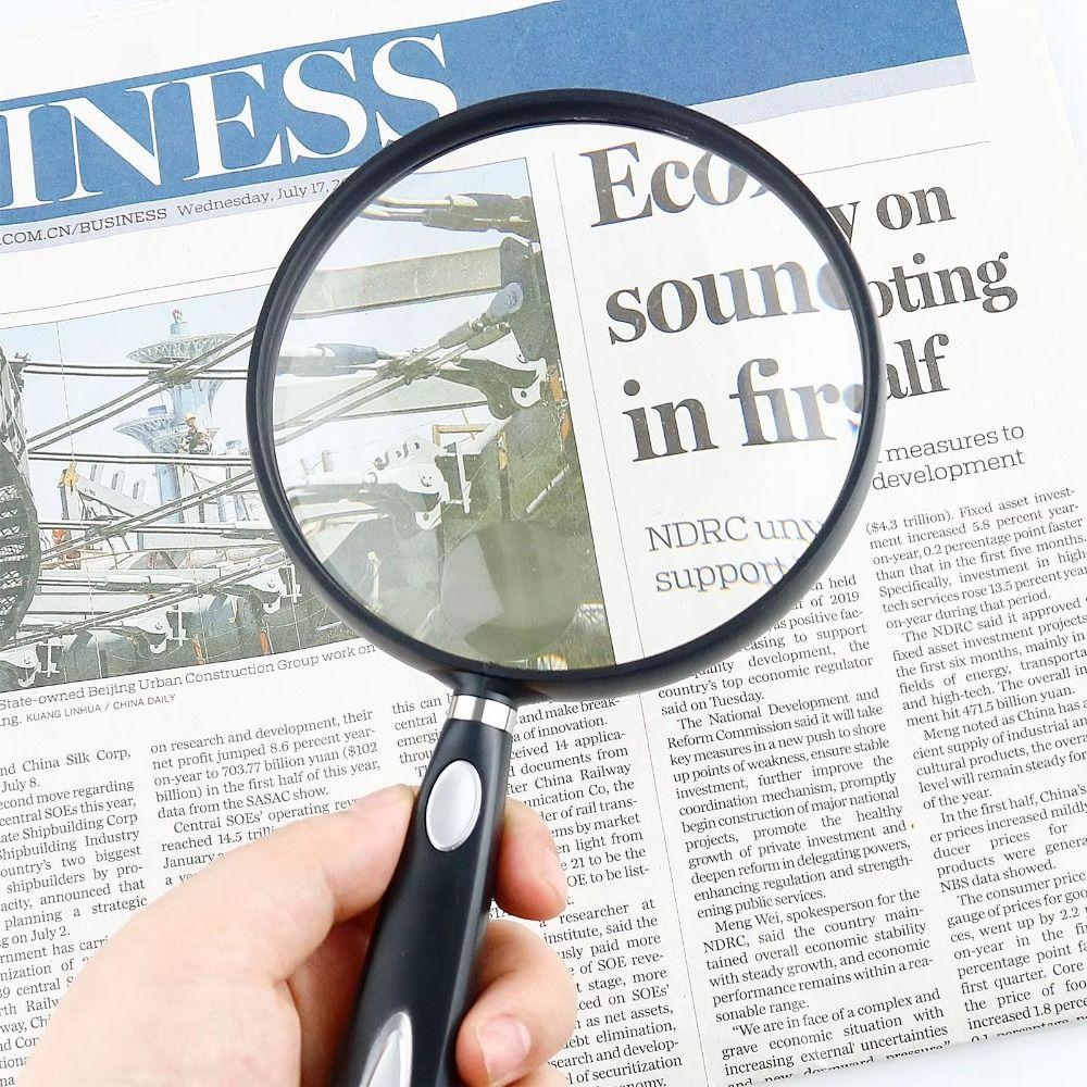 Читая газеты страница увеличительное стекло большое зеркало книжная страница увеличительное стекло увеличительное стекло дети