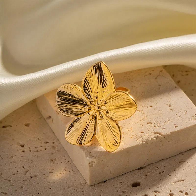 Atoztide Gold Color Vintage Flowers Bracelet Earring Ring Jewelry Set for Women Stainless Steel Exquisite Flower Set Daily Gift
