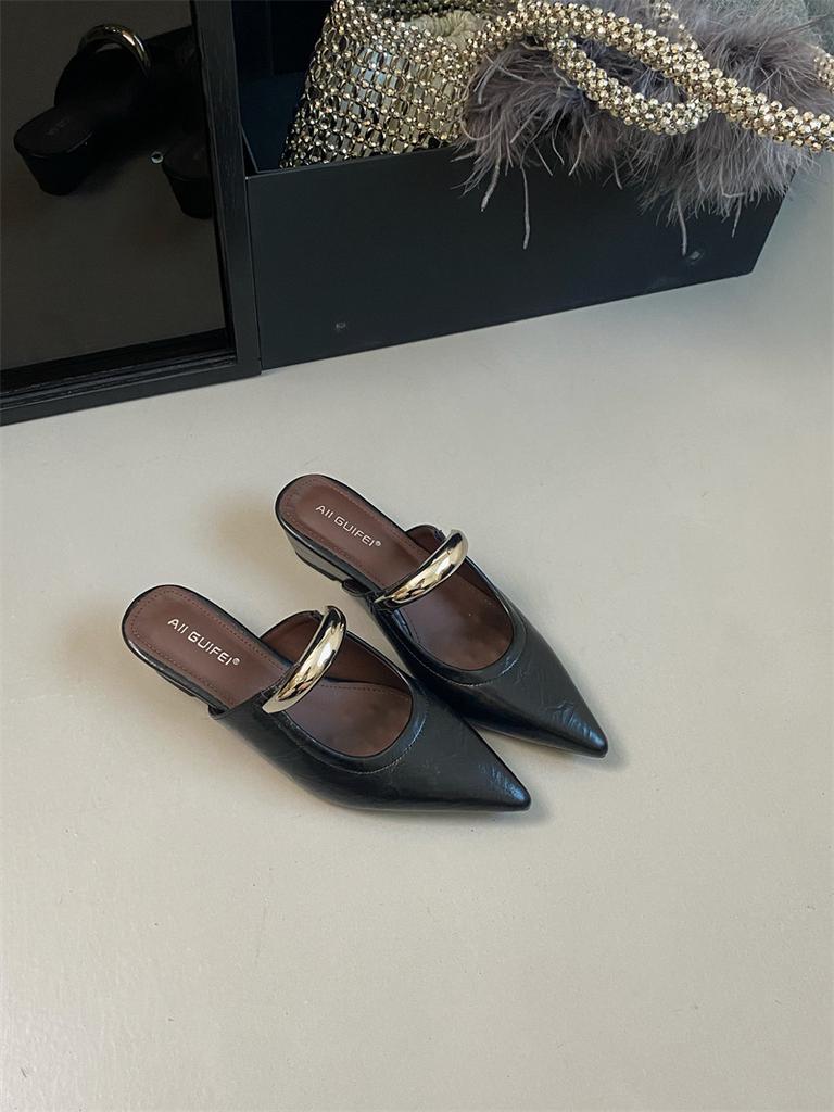 Верхняя одежда 2025 года весна и лето новые ретро классные тапочки женские нишевые высококачественные остроносые тапочки с металлической пряжкой сумка головка танкетка