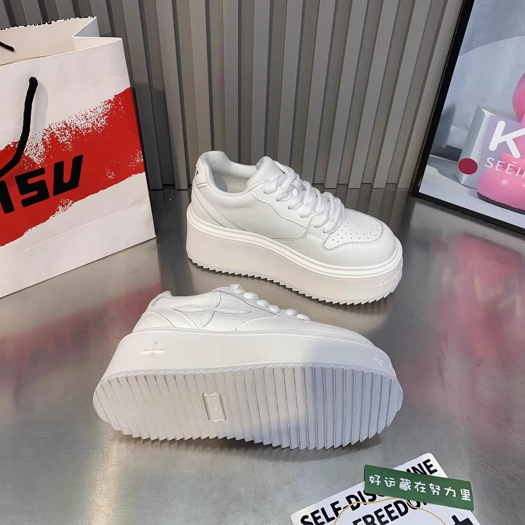 Кожаные туфли на толстой подошве, маленькие белые, женские, весна 2025, новые, на подошве-маффин, увеличивающие рост, спортивная и повседневная обувь, универсальные туфли на шнуровке