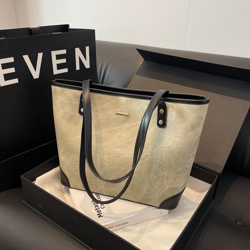 Large capacity portable tote bag women's 2026 autumn and winter new fashion leisure college students class commuting shoulder bag