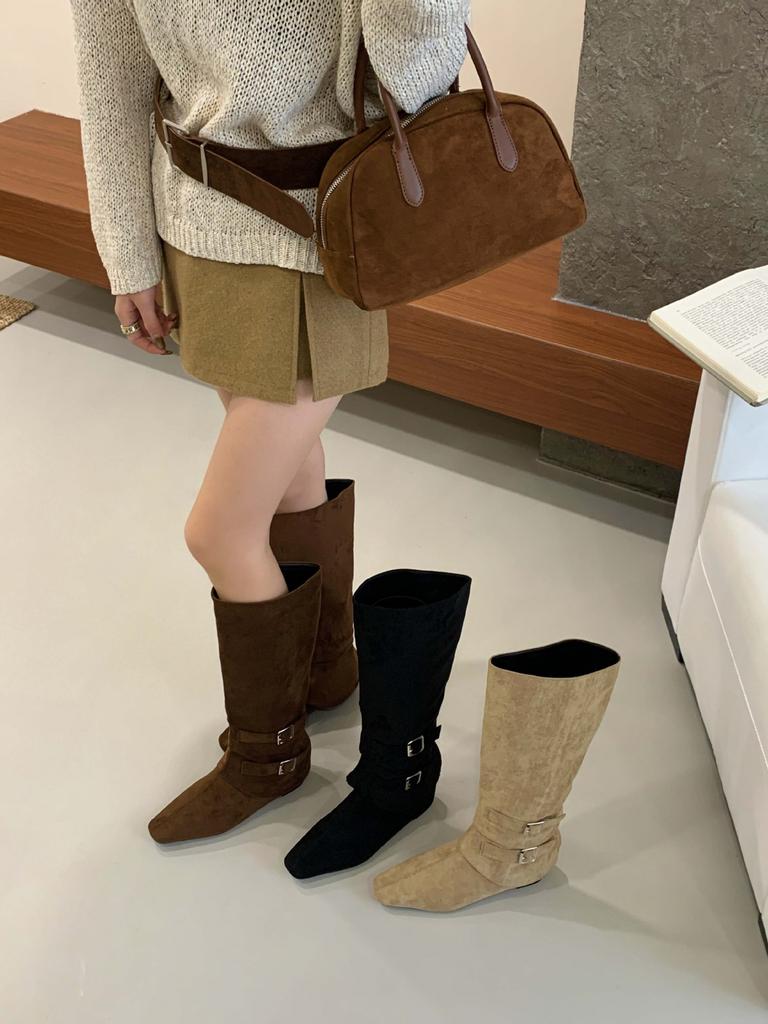 Осень-зима 2025 новая модель остроносые, но с ремешком на колене и пряжкой, на клиновидном каблуке средней высоты, сапоги на высоком каблуке, коричневый бархат