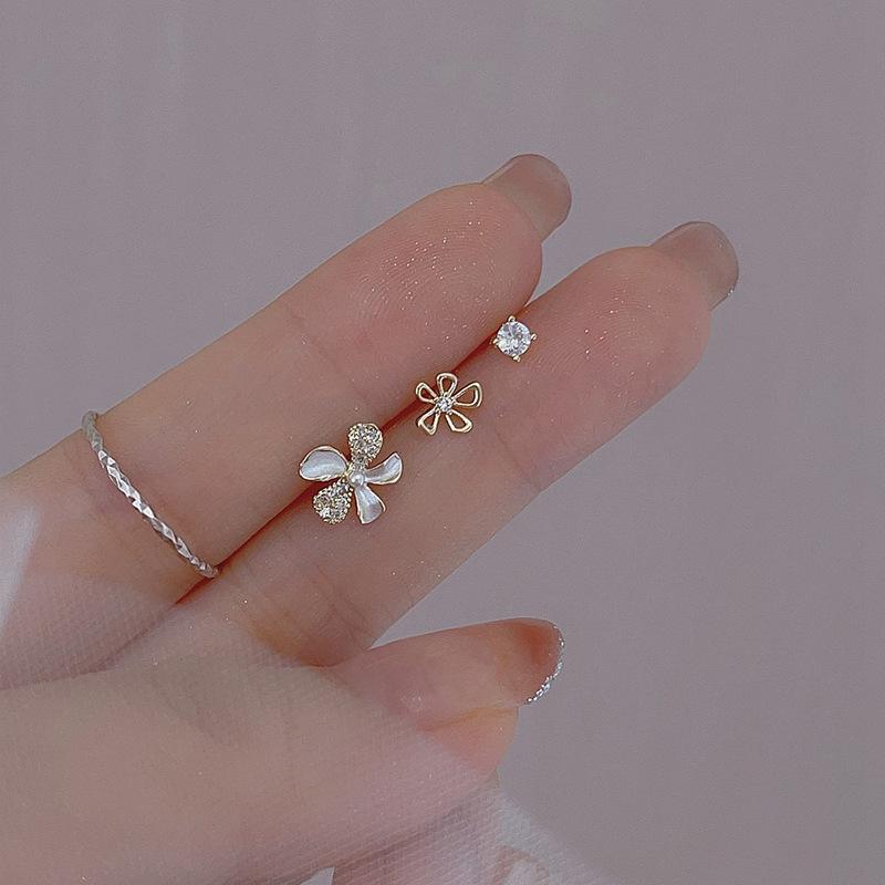 Серьги-гвоздики с белыми цветами, женские простые и маленькие серьги-цветы молочно-белого цвета, летние серьги из трех частей с цирконием